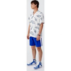 Bermudy jogging z lampasami. Niebieskie spodenki i szorty męskie Pull&Bear, m, bez wzorów. Za 69,90 zł.