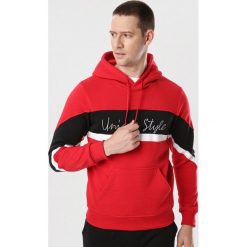 Czerwona Bluza Zelimis. Czerwone bluzy męskie Born2be, xl, bez wzorów, bez kołnierzyka, bez rękawów, bez kaptura. Za 79,99 zł.
