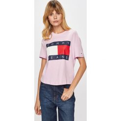Tommy Jeans - T-shirt DW0DW07153. Różowe bluzki damskie Tommy Jeans, s, z nadrukiem, z bawełny, z okrągłym kołnierzem, z krótkim rękawem. W wyprzedaży za 129,90 zł.