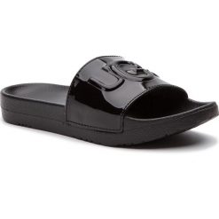 Klapki UGG - W Royale 1101189 W/Blk. Czarne klapki damskie Ugg, bez wzorów, ze skóry ekologicznej, bez obcasa. W wyprzedaży za 209,00 zł.