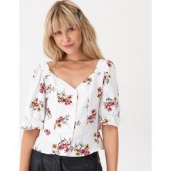 Bluzka w kwiaty - Biały. Białe bluzki damskie House, s, w kwiaty, bez kołnierzyka, bez rękawów. W wyprzedaży za 39,99 zł.