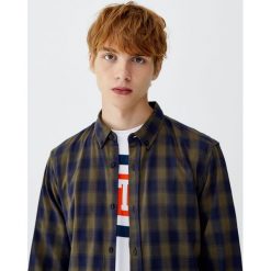 Koszula basic w kratkę vichy. Czerwone koszule męskie Pull&Bear, m, w kratkę, bez kołnierzyka, bez rękawów. Za 79,90 zł.