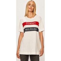 Tommy Hilfiger - T-shirt. Białe bluzki damskie TOMMY HILFIGER, s, z nadrukiem, z bawełny, z okrągłym kołnierzem. W wyprzedaży za 159,90 zł.