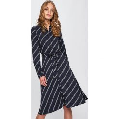 Vero Moda - Sukienka. Czarne sukienki damskie Vero Moda, na co dzień, s, bez wzorów, z wiskozy, casualowe, bez kołnierzyka, z długim rękawem, długie, midi, rozkloszowane. W wyprzedaży za 119,90 zł.