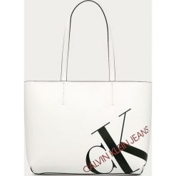 Calvin Klein Jeans - Torebka. Czarne torby damskie na zakupy Calvin Klein Jeans, w paski, z jeansu, na ramię, duże, z nadrukiem, bez dodatków. Za 449,90 zł.