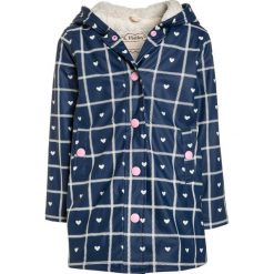Hatley PLAID WITH HEARTS SPLASH Kurtka przeciwdeszczowa navy. Niebieskie kurtki dziewczęce przeciwdeszczowe marki Hatley, z materiału. W wyprzedaży za 191,20 zł.