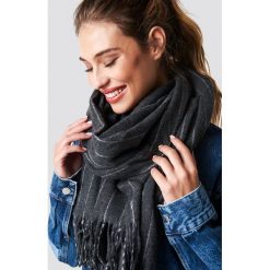 NA-KD Accessories Szalik Woven Pinstripe - Grey. Szare szaliki damskie marki NA-KD Accessories, bez wzorów, z materiału. Za 100,95 zł.