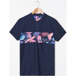 Koszulka polo z tropikalnym printem - Granatowy. Niebieskie koszulki męskie House, s, bez wzorów, polo, bez rękawów. W wyprzedaży za 49,99 zł.