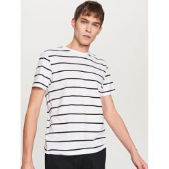 T-shirt w paski - Biały. Białe t-shirty damskie Reserved, xl, w paski, bez kołnierzyka. Za 49,99 zł.