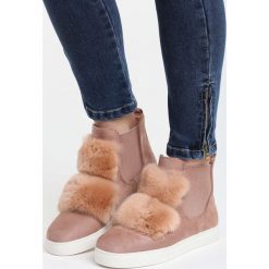 Różowe Botki Pink Pile. Różowe botki damskie Born2be, z okrągłym noskiem, bez obcasa, na płaskiej podeszwie, bez zapięcia. Za 64,99 zł.