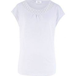 Shirt z koronką bonprix biały. Białe koszulki damskie bonprix, w koronkowe wzory, z koronki, bez kołnierzyka. Za 37,99 zł.