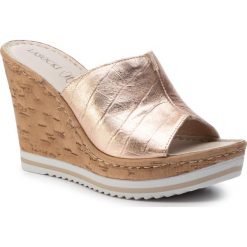 Klapki LASOCKI - M827 Golden. Żółte klapki damskie Lasocki, bez wzorów, ze skóry, bez obcasa, na obcasie. Za 139,99 zł.