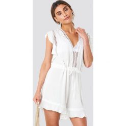 Trendyol Kombinezon Tulum - White. Białe kombinezony damskie Trendyol, z haftami, z tkaniny, z krótkim rękawem, krótkie. Za 161,95 zł.