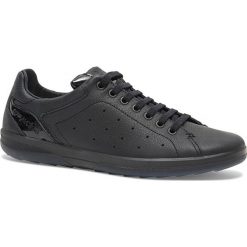 Skórzane sneakersy "Energy" w kolorze czarnym. Czarne trampki męskie TBS, bez wzorów, na sznurówki. W wyprzedaży za 149,95 zł.
