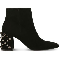 Botki HARUMI. Czarne botki damskie Gino Rossi, ze skóry, eleganckie, bez obcasa, na słupku, bez zapięcia. Za 349,90 zł.