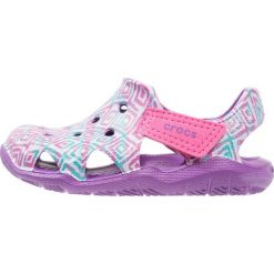 Crocs SWIFTWATER WAVE GRAPHIC Sandały kąpielowe amethyst. Fioletowe sandały chłopięce Crocs, z gumy. Za 149,00 zł.
