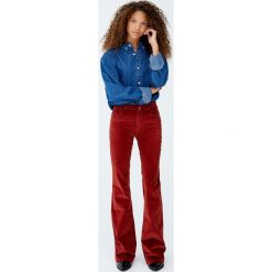 Rozszerzane spodnie sztruksowe. Brązowe spodnie damskie Pull&Bear, ze sztruksu. Za 79,90 zł.