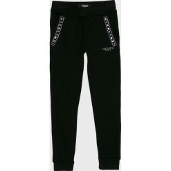 Guess Jeans - Spodnie dziecięce 118-175 cm. Różowe spodnie dziewczęce marki Guess Jeans, m, z aplikacjami, z elastanu, casualowe. Za 169,90 zł.