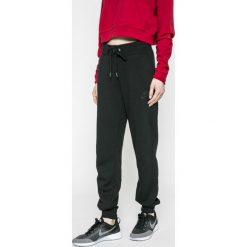 Nike Sportswear - Spodnie. Czarne spodnie sportowe damskie marki Nike Sportswear, z bawełny. W wyprzedaży za 179,90 zł.
