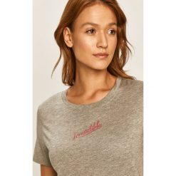 Guess Jeans - T-shirt. Czarne bluzki damskie Guess Jeans, s, z nadrukiem, z bawełny, casualowe, z okrągłym kołnierzem, z krótkim rękawem. Za 189,90 zł.