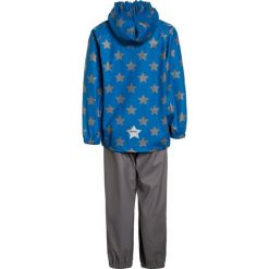 Racoon PREBEN RAIN SET Kurtka przeciwdeszczowa blue. Niebieskie kurtki dziewczęce przeciwdeszczowe marki Racoon, z materiału. Za 269,00 zł.