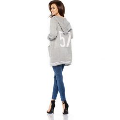 Luźny casualowy sweter narzutka jasnoszary JULIA. Czarne swetry damskie Lemoniade, na lato, bez wzorów, klasyczne, z długim rękawem, długie, bez kaptura. Za 159,90 zł.