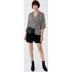 Czarna jeansowa spódnica z przetarciami. Czarne spódniczki damskie Pull&Bear, bez wzorów, z jeansu. Za 79,90 zł.