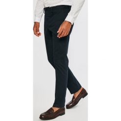 Marciano Guess - Spodnie. Niebieskie chinosy męskie marki MARCIANO GUESS, z aplikacjami, z elastanu. W wyprzedaży za 269,90 zł.
