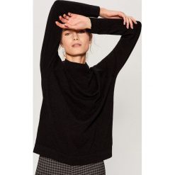 Sweter z półgolfem - Czarny. Czarne swetry klasyczne damskie marki Mohito, l. Za 99,99 zł.