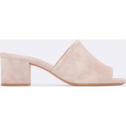 Klapki damskie: Filippa K Zamszowe klapki mule Loreen – Pink