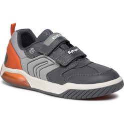 Sneakersy GEOX - J Inek B. D J949CD 0BU11 C0036 DD Grey/Orange. Szare trampki chłopięce Geox, bez wzorów, ze skóry ekologicznej, na rzepy. W wyprzedaży za 219,00 zł.