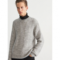 Sweter z okrągłym dekoltem - Jasny szar. Szare swetry klasyczne męskie marki Reserved, l, z okrągłym kołnierzem. Za 159,99 zł.