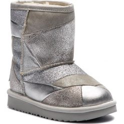 Buty UGG - T Classic Short II Patchwork 1096431T T/Slvr. Szare śniegowce dziewczęce marki Ugg, bez zapięcia. W wyprzedaży za 459,00 zł.
