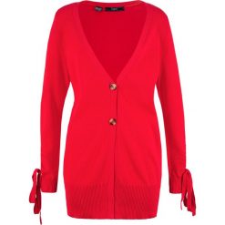 Sweter rozpinany z wiązaniem w dole rękawów bonprix truskawkowy. Czerwone swetry damskie bonprix, bez wzorów, bez rękawów, bez kaptura. Za 79,99 zł.