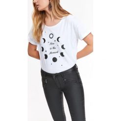 BAWEŁNIANY T-SHIRT Z APLIKACJĄ. Białe t-shirty damskie marki Top Secret, z aplikacjami, z bawełny. W wyprzedaży za 19,99 zł.