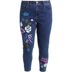 Glamorous Curve FLORAL PAINTED Jeansy Slim Fit mid blue. Niebieskie rurki damskie marki Glamorous Curve. Za 219,00 zł.