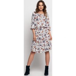 Sukienka z gumką w talii i falbaną u dołu RABARBAR. Sukienki dziewczęce RABARBAR, na lato, bez wzorów, boho, bez rękawów. W wyprzedaży za 230,00 zł.