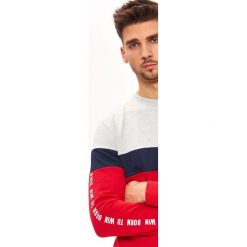 BLUZA MULTIKOLOROWA Z TAŚMAMI. Czerwone bluzy męskie Top Secret, na lato, xxl, z nadrukiem, z dzianiny, bez kołnierzyka, bez rękawów, bez kaptura. W wyprzedaży za 39,99 zł.