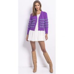 Krótki kardigan z frędzlami fiolet - s/m. Swetry damskie e-margeritka.pl, s, bez wzorów, eleganckie, z krótkim rękawem, krótkie, bez kaptura. Za 149,99 zł.