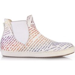 Sneakersy z motywem gazety. Białe trampki i tenisówki damskie Arturo Vicci, ze skóry. Za 134,50 zł.