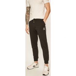 Hummel - Spodnie. Czarne spodnie męskie Hummel, s, z aplikacjami, z elastanu. Za 219,90 zł.