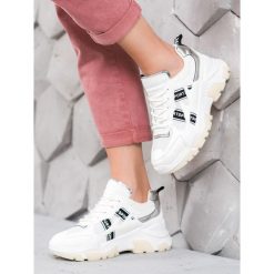 BiaŁe sneakersy sport. Białe sneakersy damskie SHELOVET, ze skóry ekologicznej. Za 59,00 zł.