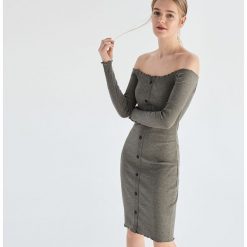 Dopasowana sukienka - Szary. Szare sukienki damskie Sinsay, s, bez wzorów, bez kołnierzyka, bez rękawów, dopasowane. Za 39,99 zł.