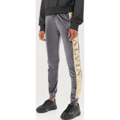 Szare Spodnie Thelyss. Szare spodnie damskie Born2be, s, z dresówki. Za 59,99 zł.