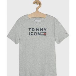 Tommy Hilfiger - Top dziecięcy 128-176 cm. Szare bluzki dziewczęce TOMMY HILFIGER, z nadrukiem, z bawełny, z okrągłym kołnierzem, z krótkim rękawem, krótkie, bez kaptura. W wyprzedaży za 89,90 zł.