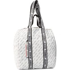 Torebka TOMMY JEANS - Tjw Logo Tape Tote Refl AW0AW08325 0K9. Białe torebki klasyczne damskie Tommy Jeans, bez wzorów, z jeansu, klasyczne, bez dodatków. Za 539,00 zł.
