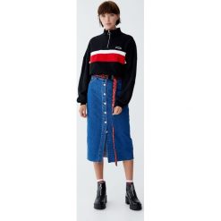 Jeansowa spódnica midi z guzikami z przodu. Niebieskie spódniczki damskie jeansowe marki Pull&Bear, midi. Za 99,90 zł.