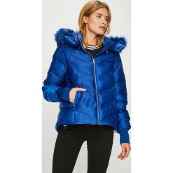 Guess Jeans - Kurtka Akiko. Niebieskie bomberki damskie Guess Jeans, l, z aplikacjami, z acetatu. Za 799,90 zł.