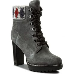 Botki TOMMY HILFIGER - Ileen 18B1 FW0FW01797 Magnet 008. Czarne botki damskie lity marki Kazar, ze skóry, na wysokim obcasie, ze sprzączką. W wyprzedaży za 409,00 zł.