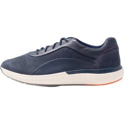 Clarks Unstructured CRUISE LACE Sneakersy niskie navy. Niebieskie sneakersy damskie Clarks Unstructured, bez wzorów, ze skóry, bez zapięcia. Za 429,00 zł.